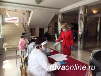 Сенатор Дина Оюн посетила избирательный участок в родной Туве