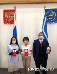 Тува: Волонтеры Кызыла помогают медперсоналу городской поликлиники