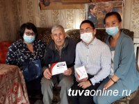 В Туве ветеранам вручили мобильные телефоны с безлимитной связью