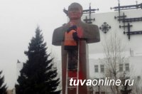 В Туве на вандалов, осквернивших памятник первому государственному деятелю Салчаку Токе, возбудили уголовное дело