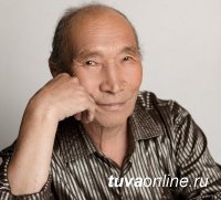 Принимает поздравления с 78-м днем рождения Народный артист Тувы Дыртык Монгуш