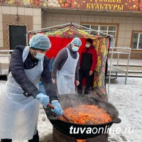 #МЫВМЕСТЕ: В Туве национальные диаспоры приготовили 300 порций узбекского плова для врачей