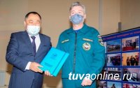 В Туве спасателей поздравили с профессиональным праздником и 30-летием службы