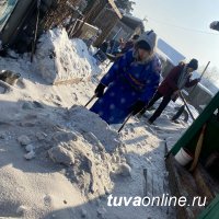 "Добрые Сердца Тувы" помогают пожилым людям расчистить снежные завалы