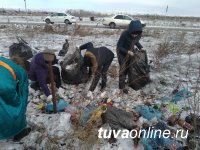 В Кызыле первые весенние субботники начались с уборки мусора с обочин дорог