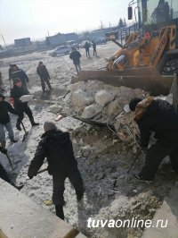В Кызыле первые весенние субботники начались с уборки мусора с обочин дорог