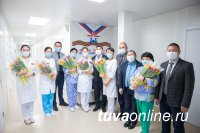 В Туве с 8 марта поздравляют медработниц, лечащих больных с коронавирусом, и других сотрудниц Ресбольницы № 1