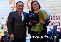 Глава Тувы Шолбан Кара-оол наградил отличившихся работников культуры и искусства