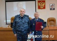 В УФСИН России по Республике Тыва торжественно поздравили с юбилеем ветерана УИС Борбак-оола Узума