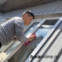 "Добрые Сердца Тувы" вымыли окна в квартире ветерана Великой Отечественной войны