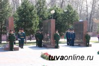 В Туве состоялась торжественная церемония возложения цветов к мемориалу павшим в Великой Отечественной войне