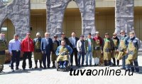 На площади у музея Тувы "взлетает" топор. 15 мастеров изготавливают на конкурс деревянные скульптуры