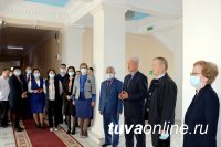 В Верховном Хурале Тувы открыта фотовыставка по 100-летию тувинского парламентаризма