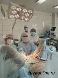 В Туве врачи-урологи провели высокотехнологичную операцию
