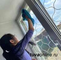 Активисты "Добрых Сердец Тувы" помыли окна пенсионерам