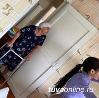 Активисты "Добрых Сердец Тувы" помыли окна пенсионерам