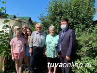 Супругов Виктора и Галину Виниченко с 50-летием совместной жизни поздравил мэр Кызыла