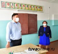 Владислав Ховалыг посетил  аварийную школу в селе Балгазын 