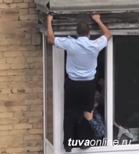В Туве сержант полиции Чингис Чанзан спас девушку от падения с балкона