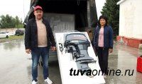 Олег Дудко подарил администрации тувинского села Сыстыг-Хем моторную лодку