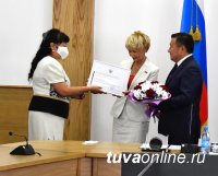 В Туве состоялась торжественная церемония вручения государственных наград к 100-летию ТНР