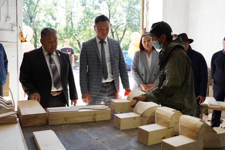 В Кызыле открылся этноковоркинг-центр "Аптара" по производству изделий из дерева