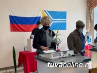 Сенатор Дина Оюн проголосовала на родном избирательном участке в столице Тувы