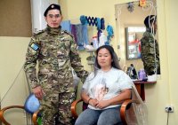 Тува: Военнослужащий Ачыты Нурзат помог женщине, ухаживающей за ребенком-инвалидом и прикованным к кровати супругом