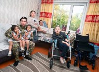 Тува: Военнослужащий Ачыты Нурзат помог женщине, ухаживающей за ребенком-инвалидом и прикованным к кровати супругом