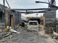 За ночь в поселке Каа-Хем пожар повредил жилой дом со всеми постройками и дорогими авто
