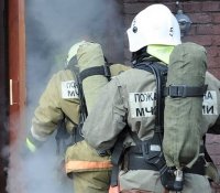 В Туве пожарные спасли 4-х человек из горящего многоквартирного дома