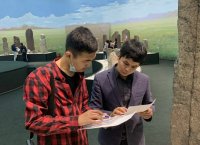 Студенты-филологи Тувы на занятии в стеларии Кызыла смогли перевести надписи на древних каменных стелах