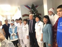 Единороссы парламента Тувы пришли с подарками в многофункциональный медцентр и поздравили врачей