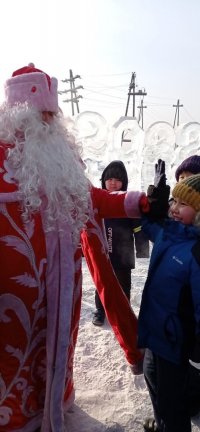 В микрорайонах Кызыла проводятся уличные Новогодние представления для детей