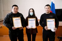 МЧС Тувы наградило трех жителей села Кызыла-Мажалык за спасение детей из пожара