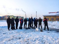 Активные отцы из микрорайона Спутник в Кызыле привели в порядок детскую площадку