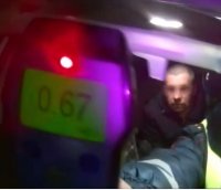 В Кызыле пьяная пассажирка пыталась помешать инспекторам ДПС оформить протокол на ее мужа-водителя