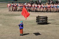 Бабушка с Красным знаменем стала символом открытия нового спортивного сезона в Туве