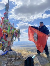 Знамя Победы водрузили на вершине Священной горы Хайыракан