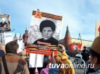 Сенатор Дина Оюн приняла участие в шествии "Бессмертного полка" в Москве