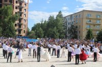 В Кызыле выпускников школ поздравили сенатор Дина Оюн и министр образования Алексей Храмцов