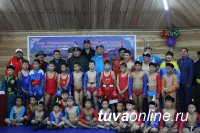 В селе Мугур-Аксы открылся малый спортивный зал по губернаторскому проекту "Гнездо орлят"