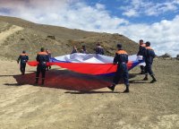 В Туве российский триколор вознесли на гору Догээ на высоту 1002 м
