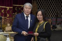 В Туве презентовали новое издание героического эпоса «Хунан-Кара» с переводом на якутский язык