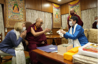 Далай-лама подарил реликвию Будды и свои одежды монастырю в Туве