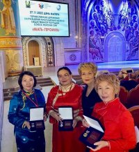 Сенатор Дина Оюн вручила в Храме Христа Спасителя награды многодетным матерям из Тувы