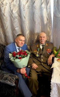 Глава Тувы поздравил ветерана ВС РФ Петра Федоровича Иванкова с 95-летием