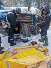 В Туве медики вывезли на вертолете пострадавшего от ожогов мужчину из глухой тайги