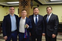 Глава Тувы Владислав Ховалыг встретился с чемпионом мира по самбо Саяном Хертеком и его тренерами