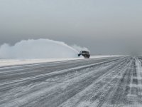 Аэропорт Кызыла оперативно очищает от снега мощная техника
